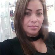 Profesora de español dicta clases a niños de todas las edades